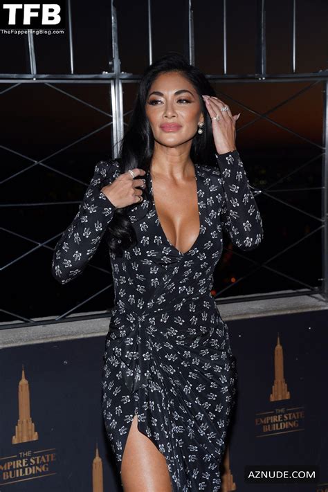 Nicole Scherzinger Sexy Seen Flaunting Her Hot Cleavage At The Empire State Building In New York