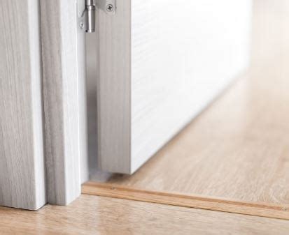 Sex ára drengur setti fingur í hurðarfals myndmenntastofu og unglingur sparkaði í hurðina DV