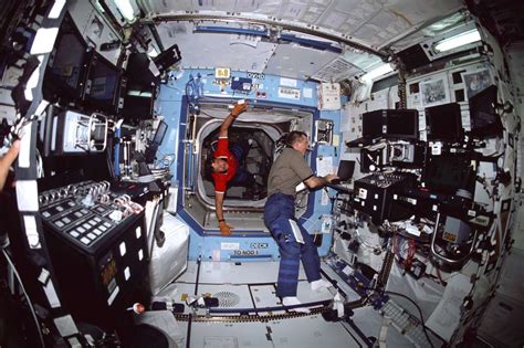 Horowitz Floats Into The Iss Us Laboratorydestiny Module Where Voss