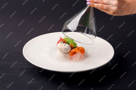 Truta Gravlax De Cozinha Molecular Com Sorvete De Alho Em Um Fundo