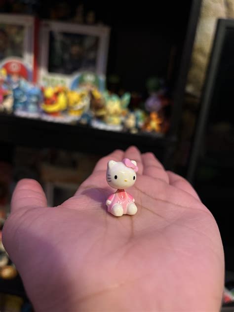 i’ve had this tiny hello kitty bobble head since 2004! : r/sanrio