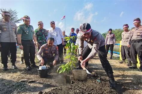 Peduli Lingkungan Polresta Sleman Tanam Pohon Di Embung Tambakboyo