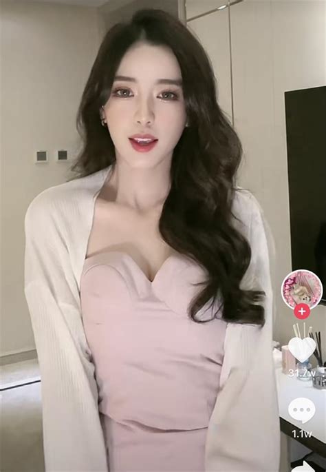 3 hot girl triệu like Trung Quốc khiến fan tắt lịm khi lộ gương mặt thật