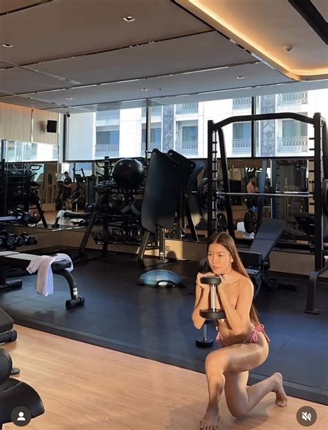 Bị chỉ trích mặc bikini tập gym bạn gái Đặng Văn Lâm nói gì Saostar vn