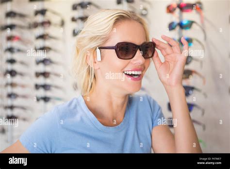 Blonde Avec Des Lunettes De Soleil Banque De Photographies Et Dimages