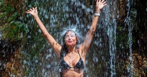 Mit Demi Moore zeigt ihren heißen Bikini Body