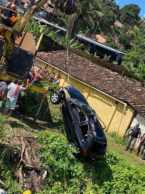 V Deo Carro Cai De Ponte Na Br E Fica Submerso Em Rio De Atalaia