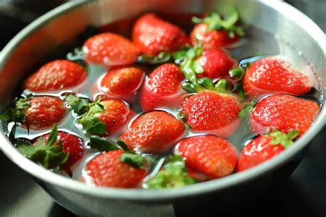 How to Clean Strawberries with Vinegar - Clean Green Simple