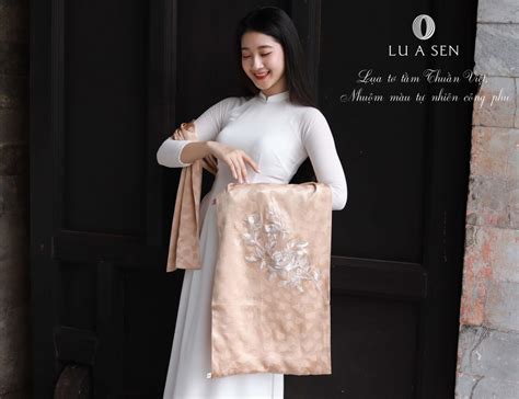 Khăn lụa thêu hoa mẫu đơn màu nude Quà tặng tinh tế thanh lịch