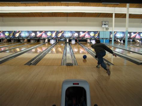 File:Ten-pin bowling.jpg - Wikimedia Commons