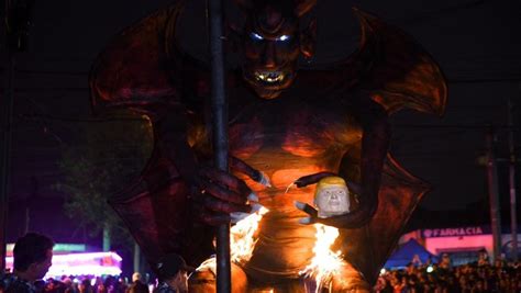 patung iblis bergambar trump dibakar  perayaan pembakaran setan