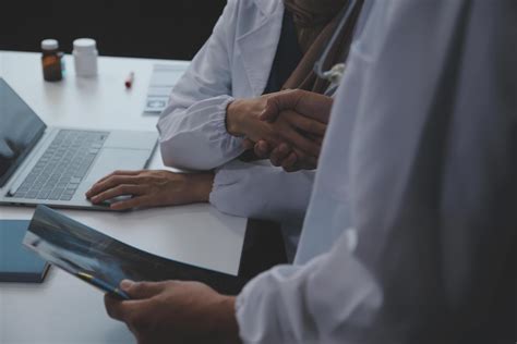 el médico equipo Uniones manos y trabajos juntosgrupo de científicos