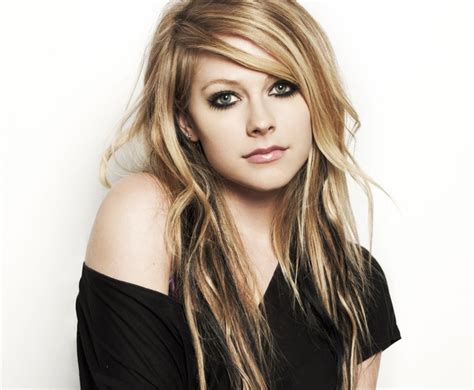 UGH Pop Singer Avril Lavigne Ass Fappening Sauce