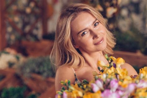 Portrait D Une Jeune Femme Blonde Avec Bouquet De Fleurs Photo Gratuite