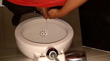 Mijando no banheiro público XVIDEOS
