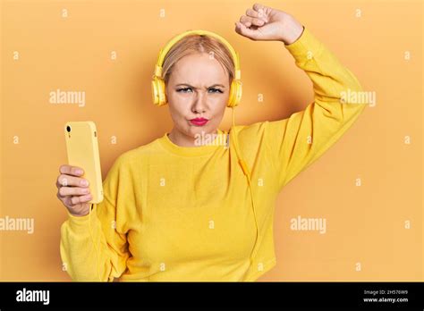 Jeune Femme Blonde Dansant En Portant Des Couteurs Sceptique Et Nerveux Frowning Boulevers