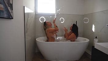 Baise Lesbienne Dans Le Bain Chaud Xvideos