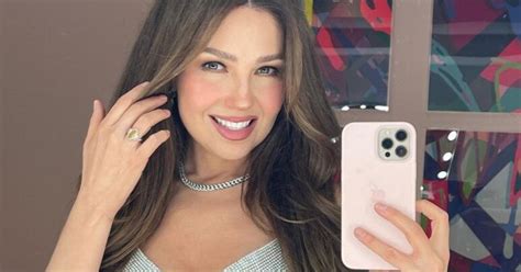 Thalía modela mini bikini que levanta los glúteos y marca la cintura