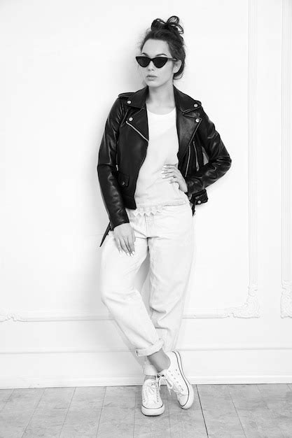 Portrait De Mod Le De Jeune Fille Belle Jeune Femme Brune Avec Maquillage Nude Portant Des