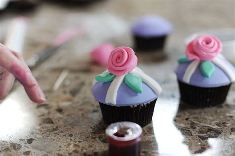 Fondant Covered Cupcakes Part One The Pioneer Woman Cooks Ree Drummond