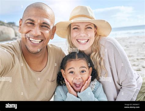 Selfie Playa Y Retrato De Una Familia Feliz De Vacaciones Juntos En La