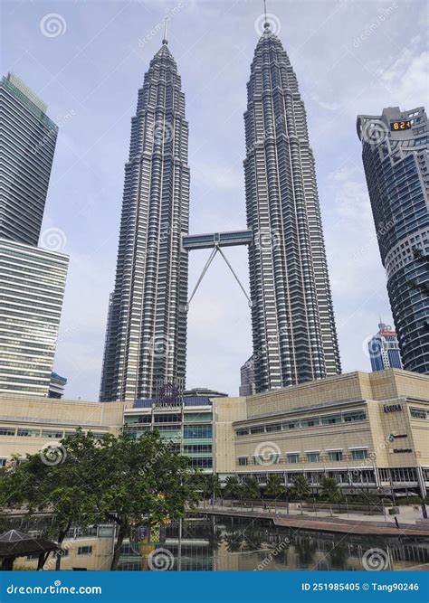 Tours Jumelles Petronas Et Tours Jumelles Klcc Dans La Ville De Kuala