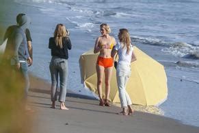 Amber Valletta Poses In A Bikini With A Big Umbrella In The Shores On The Beach In Malibu Aznude