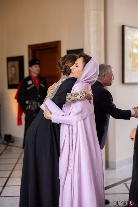 Rania De Jordania Abraza A La Madre De Rajwa En La Boda De Hussein Y