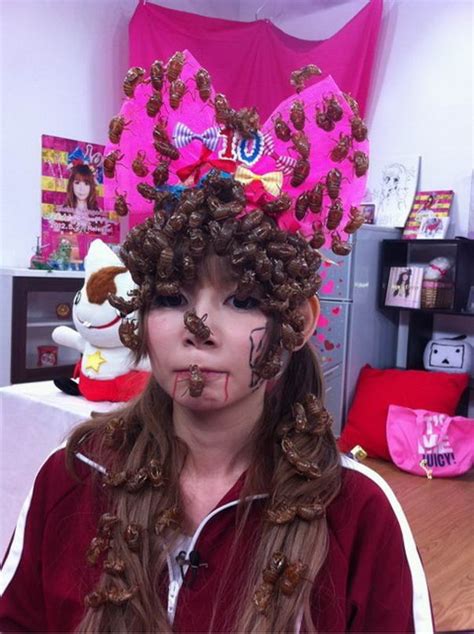 ไอดอลสาวญี่ปุ่นโชว์เหนือ อาบจักจั่นนับพัน บนเวทีคอนเสิร์ต - เพชรมายา