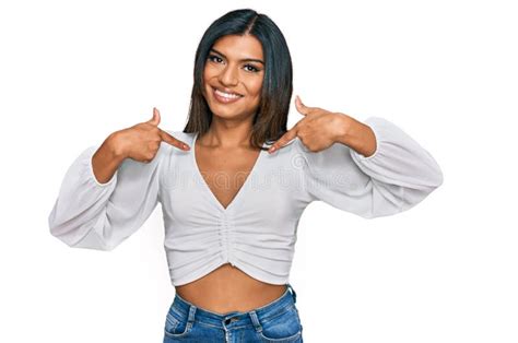 Jovem Transexual Latina Vestindo Roupas Casuais Que Parecem Confiantes O Sorriso Na Cara Se