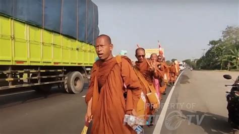 Warga Indramayu Sambut Rombongan Biksu Yang Jalan Kaki Dari Thailand Ke