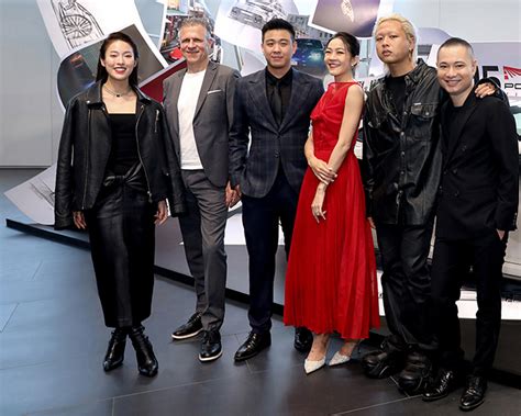 Hot girl nói thứ tiếng Mua ô tô ở tuổi xinh đẹp chấp camera thường