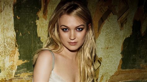 Download Wallpaper 2048x1152 Sophia Myles Blonde Actress 2019 Dual
