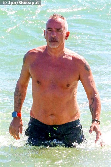 Eros Ramazzotti A Quasi Anni Mostra Il Fisico Allenato In Costume A