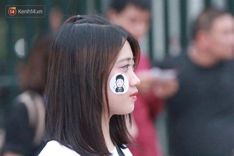 Hot girl ngủ gật và dàn fan nữ thắp lửa cho U23 Việt Nam