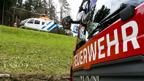 War Nicht Angeschnallt Autolenkerin Kracht Frontal Gegen Baum Und