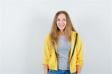 Jeune Femme Blonde Dans Une Veste Jaune Photo Gratuite