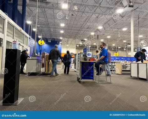 Lynnwood Wa Usa Circa December 2022 Wide View Of The Entrance To A