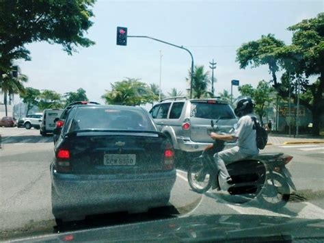 G1 Morador flagra desrespeito as leis de trânsito em São Vicente