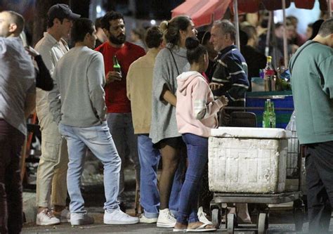 Vivendo romance gay em Terra e paixão atores curtem noite do Rio e mostram sintonia fora de cena