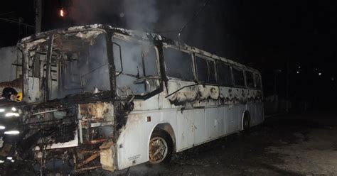 G1 Ônibus de turismo é incendiado em São José na Grande