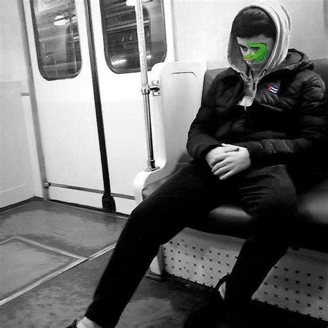 Бандитский стиль: зеленолицый мужчина в черно-белом