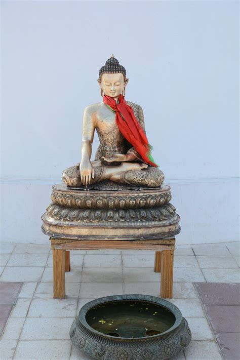 Download Statue Of Gautama Buddha Hd Wallpaper