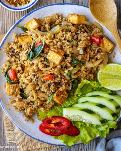 The 15-minute vegan Thai Basil Fried Rice You Need - WoonHeng