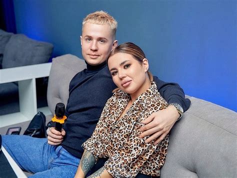 Blonde Babe Gets Pounded By Huge Dick XNXX