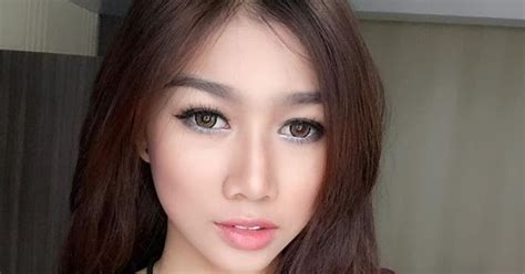 Putri Poyz Model Dan Fdj Hot Foto Selfie Zona Artis Lagi