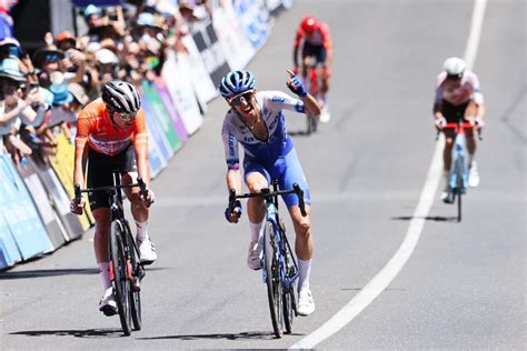 Simon Yates se lleva la montañosa etapa con final en Mount Lofty Jay