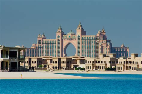 Jumeirah Palm Hotel, Dubai, Uae – License image – 13877672 lookphotos