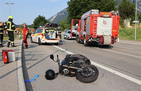 Junge Mutter übersieht Motorrad Biker schwer verletzt in Klinik geflogen