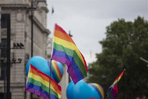 Banderas Del Arcoiris Del Orgullo Gay Ondeando En El Aire En Un Evento De Orgullo Foto De